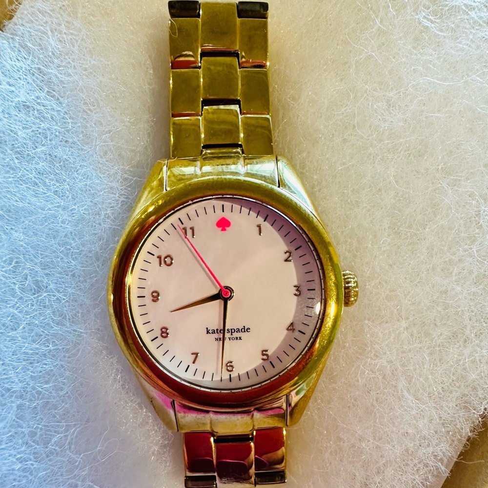 Kate Spade watch. Good condition. Light scratches. Need new battery.